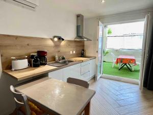 Zdjęcie z galerii obiektu Appartement Terrasse proche centre et canal w mieście Narbona