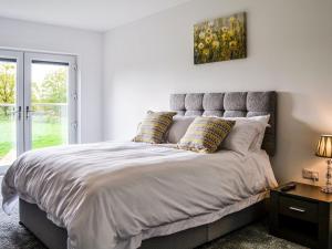 um quarto com uma cama com um quadro na parede em Chestnuts em Burgh by Sands