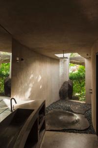 La salle de bains est pourvue d'un lavabo. dans l'établissement Casa Sua, à Famara