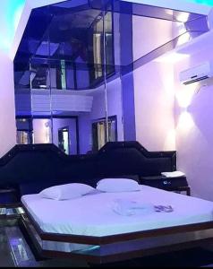 a bedroom with a large bed with white sheets at Champion motel in Rio de Janeiro