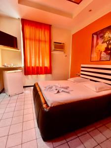 um quarto com uma cama grande num quarto em Hotel Bom Gosto em Salvador