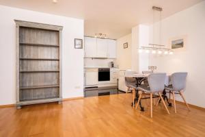 a kitchen and dining room with a table and chairs at Appartement Rathausplatz in Kempten