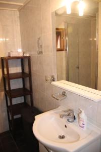 bagno con lavandino e specchio di Veluwe Park Reewold Chalet Eclipse a Putten