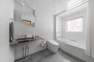 Ένα μπάνιο στο 6ty6 Vacation Home +52 φωτογραφίες