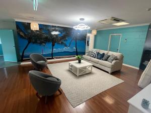 Posezení v ubytování Seaside Lodge Hostel Townsville- right next to coles, 2 mins walk to strand & CBD- Passport required