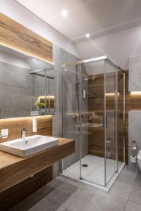 a bathroom with a glass shower and a sink at Highland Warmia - Gospodarstwo agroturystyczne in Jeziorany