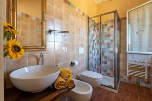 Ett badrum på Vencaglia Casa del Nonno Bingheri