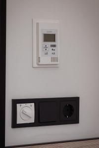 eine Mikrowelle an der Wand in einem Zimmer in der Unterkunft Roatel Busdorf A7 my-roatel-com in Busdorf