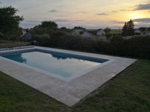 a swimming pool in the middle of a yard at Le Pressoir-Gîte 2-4 personnes in Mosnes