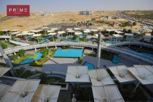 una vista aérea de un complejo con piscina en Prime Select Porto New Cairo en El Cairo