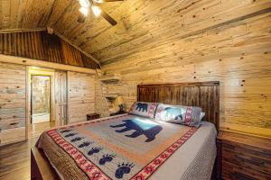 1 dormitorio con 1 cama en una cabaña de madera en Pinon Pines, en South Fork