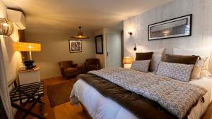 Un pat sau paturi într-o cameră la La Plonploniere