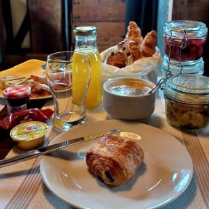 a table topped with a plate of food with a pastry at La Cabane du Coing in Visé