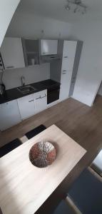 uma cozinha com uma mesa de madeira com uma tigela em Blickpunkt em Feucht