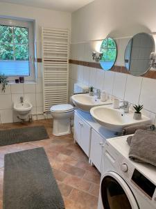 a bathroom with two sinks and a toilet at Ankerplatz in Leer