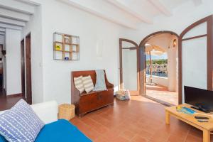 a living room with a couch and a mirror at Vacaciones en Cala Morell in Cala Morell