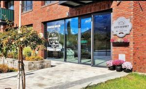 un magasin à l'avant d'un bâtiment en briques avec fenêtres dans l'établissement Stylish 1Bed Apartment for 4 guests in Sofia, à Sofia