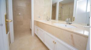 Ένα μπάνιο στο Modern Duquesa 2 Bed Outstanding view of sea golf