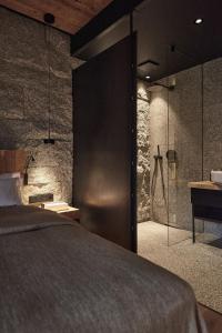sypialnia z dużym łóżkiem i prysznicem w obiekcie EnHotel w Zakopanem