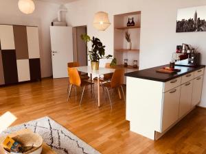 een keuken en eetkamer met een tafel en stoelen bij Helle 4 Zimmer Familien-Wohnung mit Balkon! Schloss Schönbrunn in Gehdistanz in Wenen