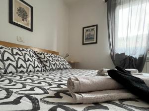 ein Schlafzimmer mit einem Bett und einem Fenster in der Unterkunft La Dolce Vita. Alloggio nel verde cuore del Friuli Venezia Giulia in Mariano del Friuli