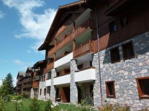 an exterior view of a building at Appartement T3 confortable avec balcon, centre village, proche ski-bus, animaux acceptés - FR-1-624-49 in Samoëns