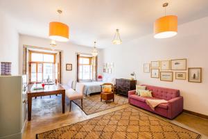 ein Wohnzimmer mit Sofa und Tisch in der Unterkunft Atelier by the River in Porto