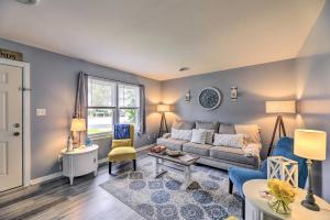 un soggiorno con un divano e un tavolo di Swansboro Coastal Home Less Than 3 Mi to State Park! a Swansboro