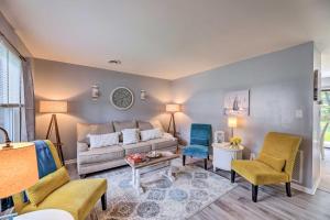 Area soggiorno di Swansboro Coastal Home Less Than 3 Mi to State Park!