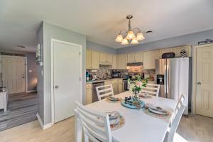 Cucina o angolo cottura di Swansboro Coastal Home Less Than 3 Mi to State Park!