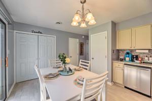 Cucina o angolo cottura di Swansboro Coastal Home Less Than 3 Mi to State Park!