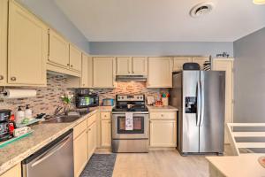 Cucina o angolo cottura di Swansboro Coastal Home Less Than 3 Mi to State Park!