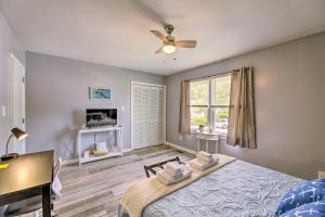 Letto o letti in una camera di Swansboro Coastal Home Less Than 3 Mi to State Park!