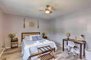 Letto o letti in una camera di Swansboro Coastal Home Less Than 3 Mi to State Park!