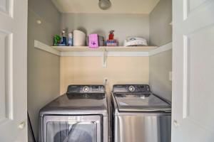 Cucina o angolo cottura di Swansboro Coastal Home Less Than 3 Mi to State Park!