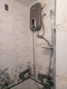 プエルト・チカマにあるHospedaje Restaurante El Hombreのバスルーム(シャワー、ヘアドライヤー付)