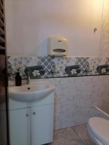 a bathroom with a sink and a toilet at Hospedaje Restaurante El Hombre in Puerto Chicama