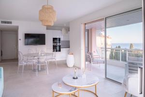 een keuken en eetkamer met uitzicht op de oceaan bij Dream Apartment in Cannes