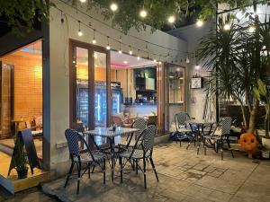 patio z krzesłami i stołem oraz restauracja w obiekcie Give Me 5 Hostel w mieście Chiang Mai