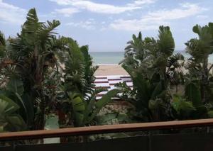 balcone con vista sulla spiaggia di un resort di VILLA SUL MARE a Gela