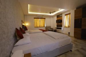 Postel nebo postele na pokoji v ubytování Hotel Woodside Prestige