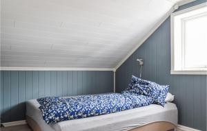 Cama en habitación con paredes azules y ventana en Stunning Home In Tonstad With Kitchen en Tonstad