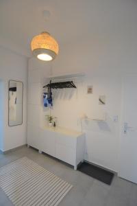 - une salle de bains blanche pourvue d'un lavabo et d'une grande lumière dans l'établissement 2-Rooms; Stay and relax! Near Vienna Main Station, à Vienne