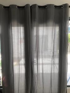 - un rideau sur une fenêtre dans une chambre dans l'établissement Inderaloka Villa 23A Free Parking, à Shah Alam