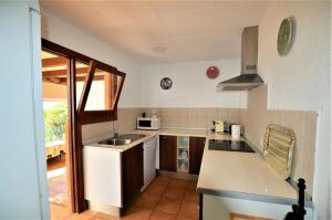 Kuchyň nebo kuchyňský kout v ubytování VILLA FLORES 8 personas LLORET DE MAR