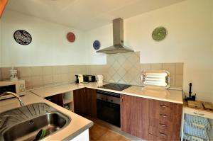 Kuchyň nebo kuchyňský kout v ubytování VILLA FLORES 8 personas LLORET DE MAR
