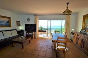 TV a/nebo společenská místnost v ubytování VILLA FLORES 8 personas LLORET DE MAR