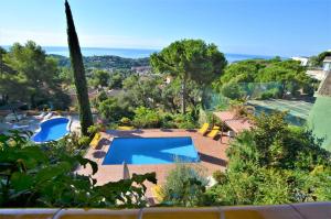 Bazén v ubytování VILLA FLORES 8 personas LLORET DE MAR nebo v jeho okolí
