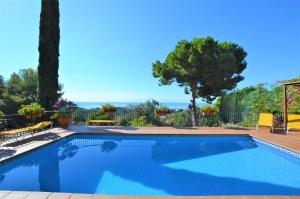 Bazén v ubytování VILLA FLORES 8 personas LLORET DE MAR nebo v jeho okolí