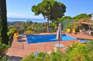 Bazén v ubytování VILLA FLORES 8 personas LLORET DE MAR nebo v jeho okolí